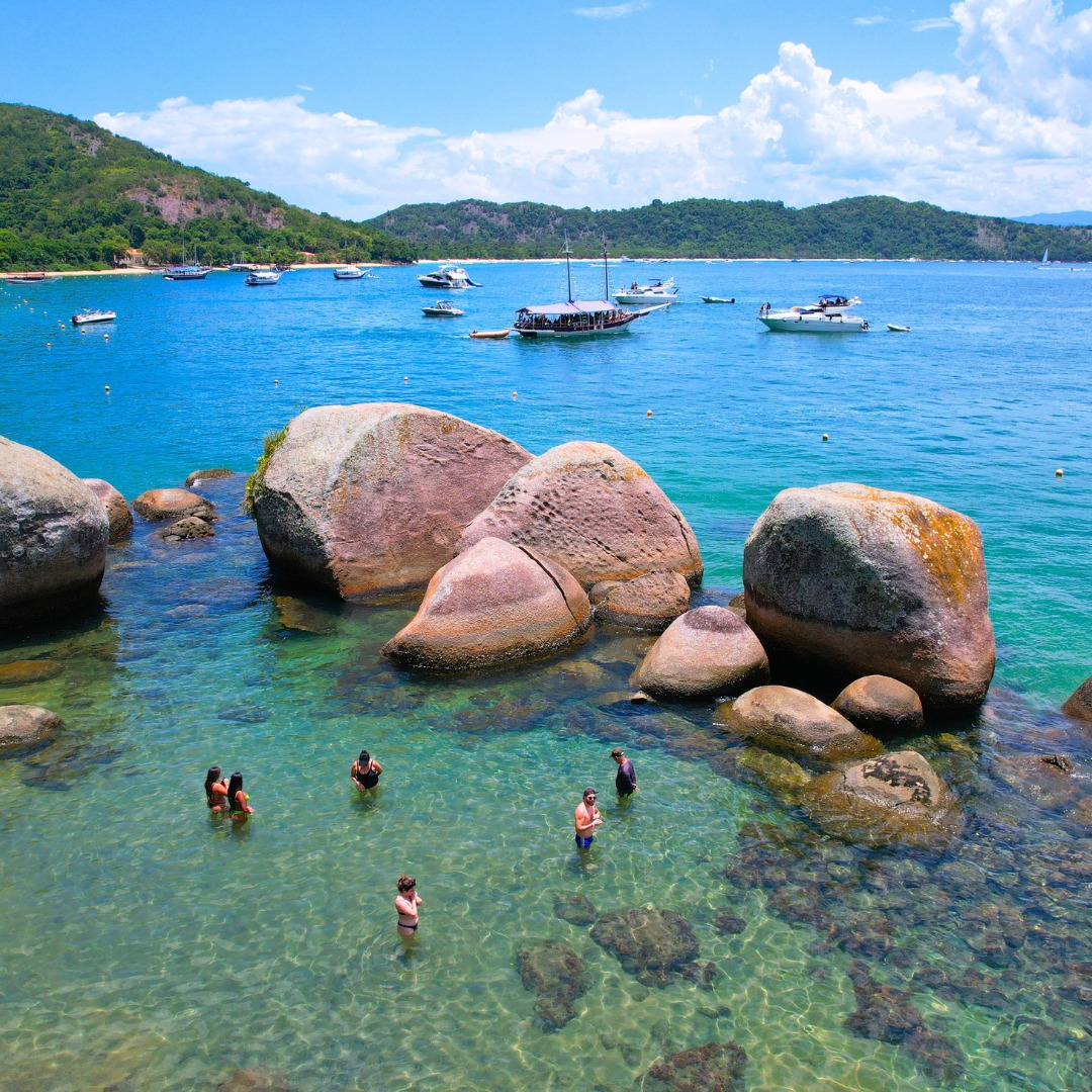 Escuna navegando em Ubatuba
